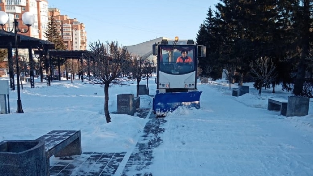 «Всё убрать сразу - невозможно»: как проводится зимняя уборка улиц в Омске и других городах