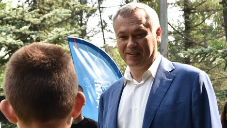 Губернатор Андрей Травников встретился с детьми из Беловодского района ЛНР, отдыхающими в Новосибирской области