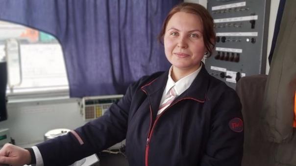 Феминистка высказалась об омичке, ставшей первой в России девушкой-машинистом