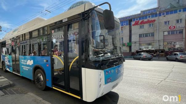 Неадекватная омичка плюётся в кондукторов и нападает на пассажиров