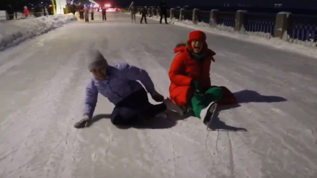 Вице-мэр Новосибирска Анна Терешкова упала на лёд на открытии самого длинного катка в России