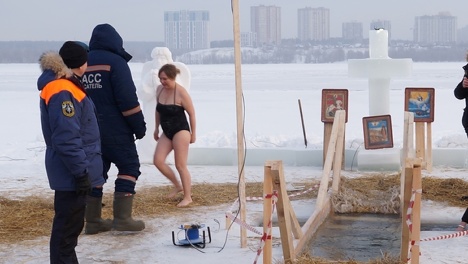 82-летняя женщина окунулась в прорубь в Новосибирске