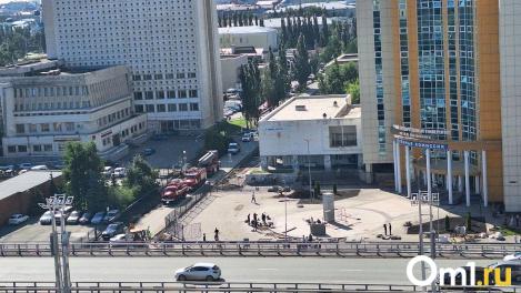 Всех эвакуировали: у главного корпуса ОмГУ заметили пожарные машины