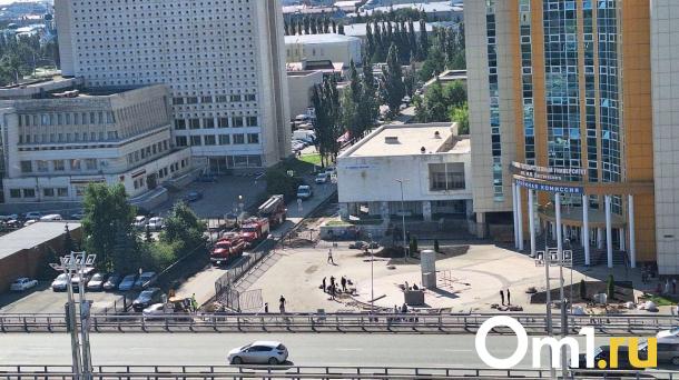 Всех эвакуировали: у главного корпуса ОмГУ заметили пожарные машины