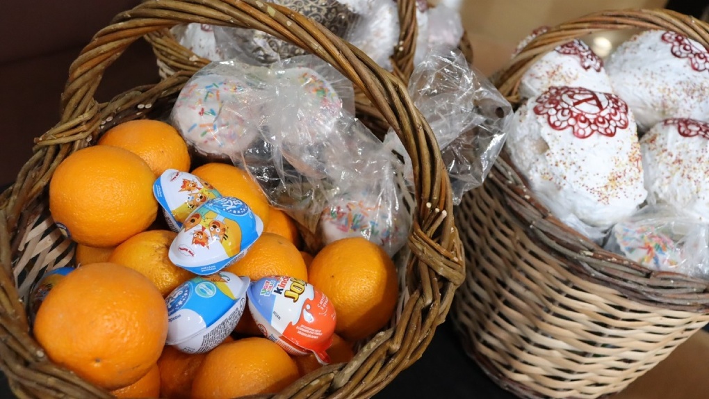 В Омске беженцам Донбасса активисты «Единой России» подарили пасхальные куличи, фрукты и сладости