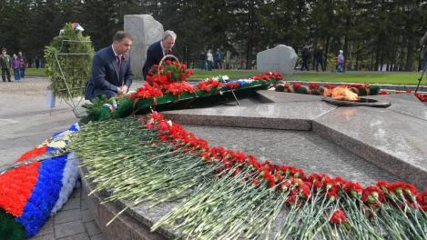 В парке Победы прошло торжественное возложение цветов