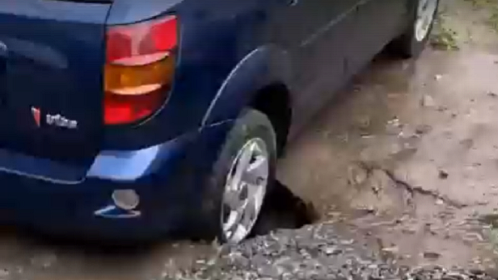 В Омске машины могут массово уйти под землю. ВИДЕО