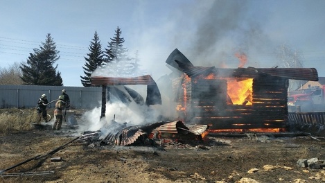 Под Омском полностью сгорел жилой дом – ФОТО