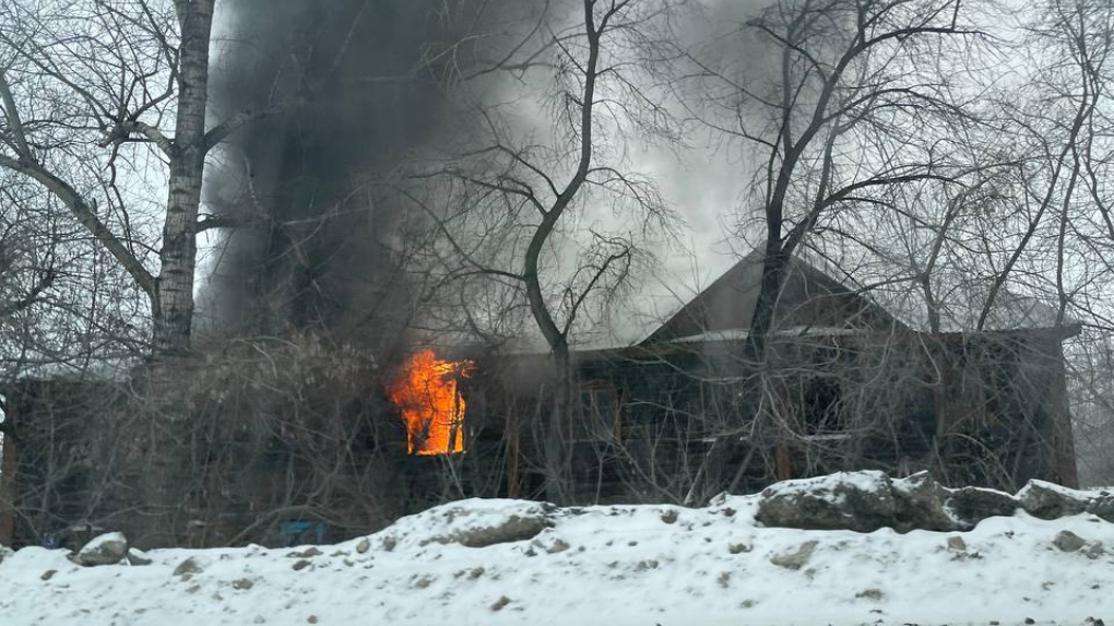 Двухэтажный дом загорелся в Первомайском районе Новосибирска