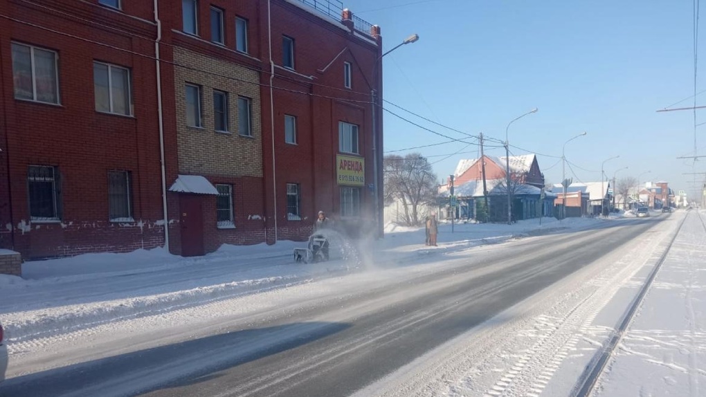 Мэрия просит так не делать: омичи скидывают горы снега со своих участков на городские дороги