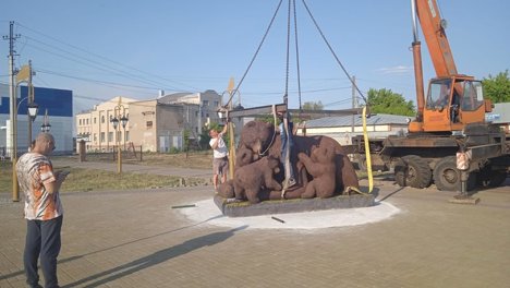 В Омской области в строящемся парке установили скульптуру медведицы с медвежатами