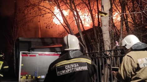 Огромное облако чёрного дыма в небе: здание заброшенного РОВД загорелось в Новосибирске. ВИДЕО
