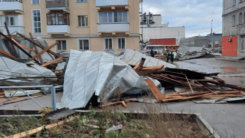 МЧС опубликовало кадры срыва кровли общежития в Ленинском районе Новосибирска. ФОТО