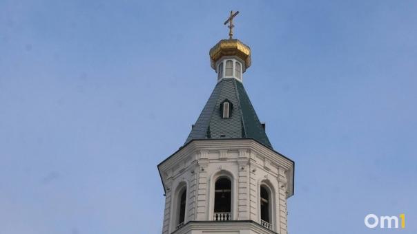 Жена обвинённого в педофилии омского священника предположила, кто мог подставить её супруга
