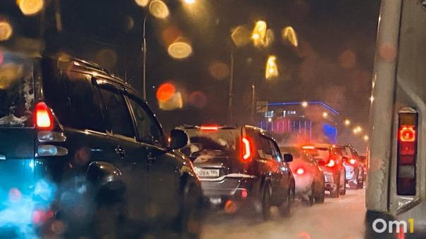 Из-за проливного дождя Омск встал в 10-балльные пробки