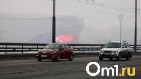 Омичка показала разрушенный тротуар на мосту у Телецентра