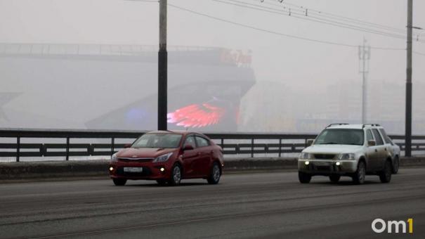 Омичка показала разрушенный тротуар на мосту у Телецентра