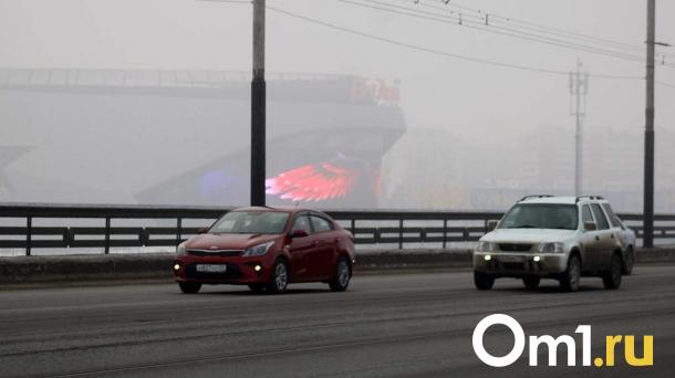 Омичка показала разрушенный тротуар на мосту у Телецентра
