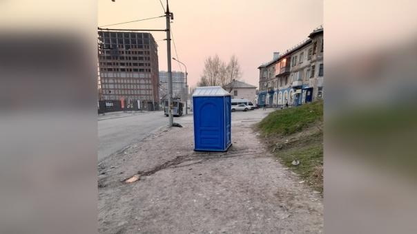 Новый общественный туалет в Новосибирске установили прямо посреди тротуара