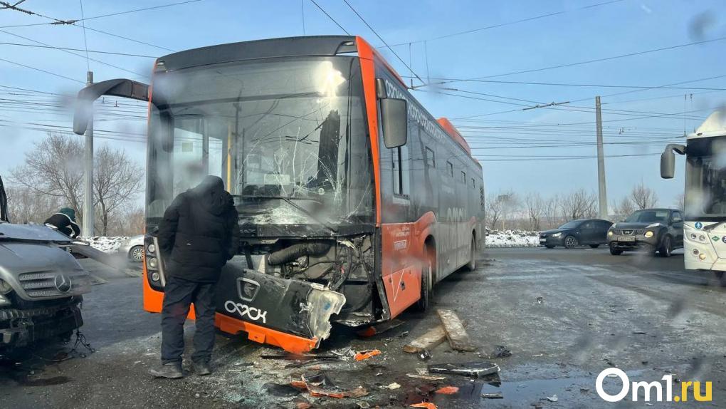 Авария на Левобережье Омска: столкнулись автобус и два автомобиля