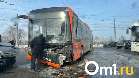 Авария на Левобережье Омска: столкнулись автобус и два автомобиля