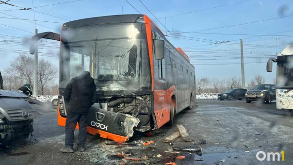 Авария на Левобережье Омска: столкнулись автобус и два автомобиля