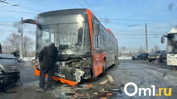 Авария на Левобережье Омска: столкнулись автобус и два автомобиля