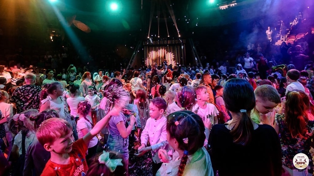 В Омском цирке детям устроили дискотеку прямо на манеже – ВИДЕО