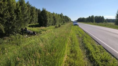Трое омичей на машине улетели в кювет и перевернулись
