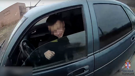 «Я — косячник»: в омских Нефтяниках поймали автолюбителя, у которого с 2018 года нет прав