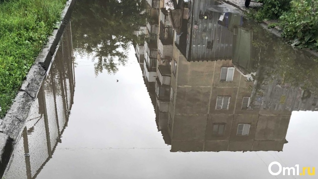 Пробираются сквозь реки: Новосибирск затопило после дождя. ВИДЕО