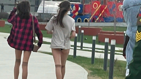 «Юбки забыли надеть»: полуголые школьницы в чулках возмутили новосибирцев
