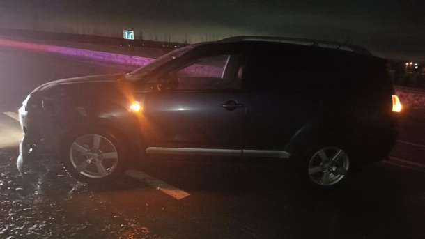50-летняя женщина погибла под колёсами Mitsubishi Outlander в Коченёвском районе Новосибирской области