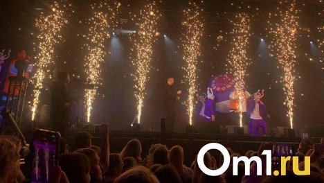 Слёзы по безответной любви и поцелуй на трибунах: «Руки Вверх!» покорили Новосибирск
