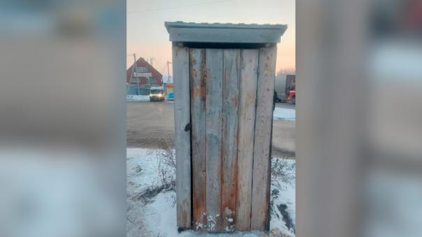 «Окна в виде сердца не хватает»: новосибирский депутат прославила туалет для водителей на весь мир