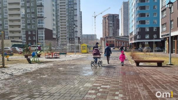 Трагическая ошибка или нелепая случайность? В омском дворе мальчик сломал однокласснику челюсть