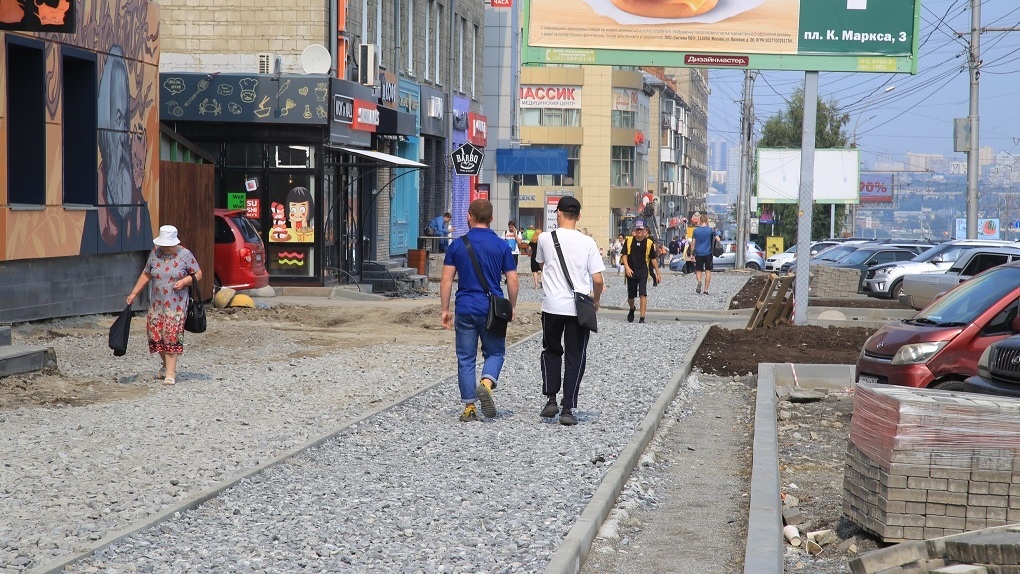 Красный асфальт, плитка и велодорожки: тротуар вдоль проспекта Карла Маркса ремонтируют в Новосибирске