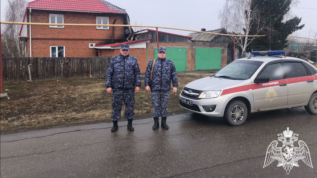 В Новосибирской области росгвардейцы спасли семью с двумя детьми из пожара