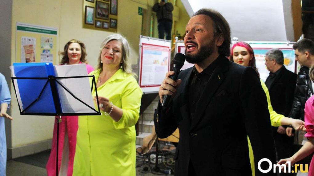Стас Михайлов устроил внезапный концерт на избирательном участке в Омске