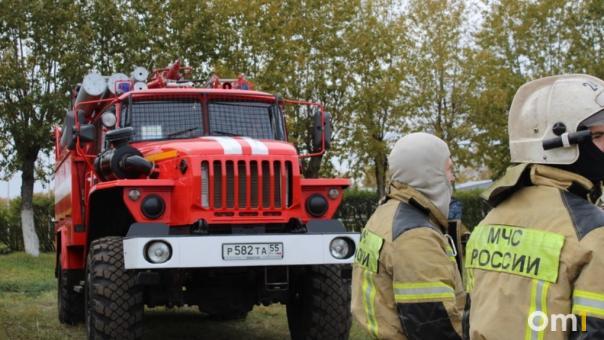 Под Омском у придорожного кафе сгорела фура