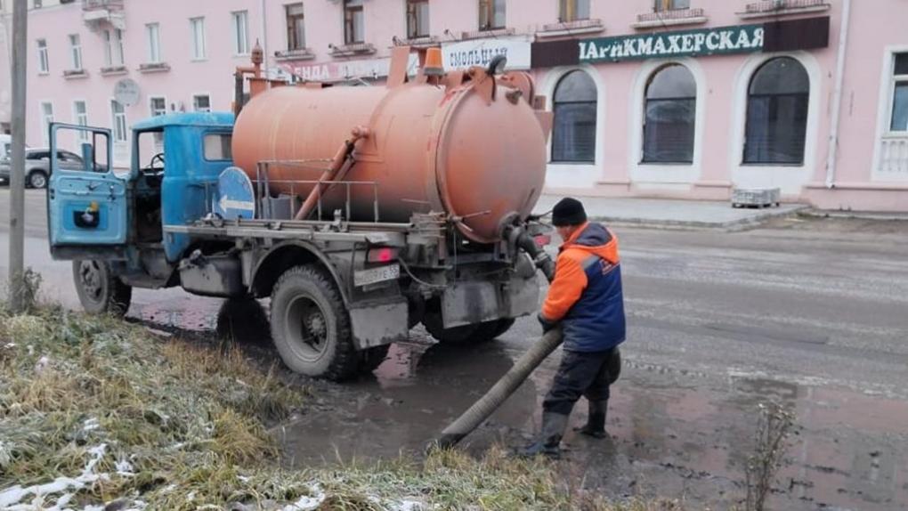 Во время ночного снегопада омские дорожники использовали 30 тонн песка