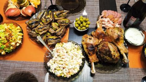 Роспотребнадзор рассказал, как избежать отравления в новогоднюю ночь