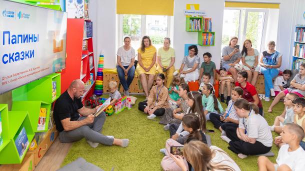 Омские библиотеки записали аудиосказки с участием знаменитостей при поддержке ОНПЗ