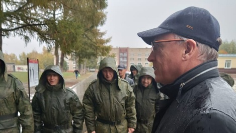 Скоро дадут электричество и воду. Бурков посетил палаточный городок, где живут мобилизованные омичи