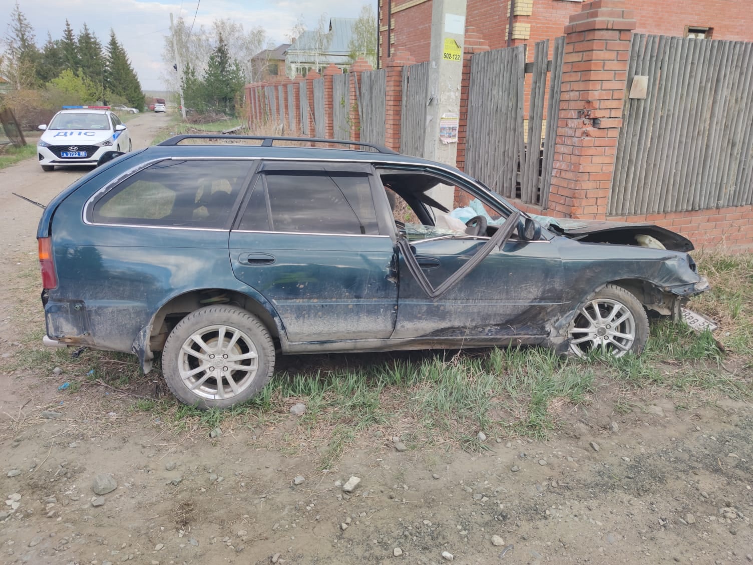 В Омской области пьяный водитель вдребезги разбил машину, врезавшись в  забор ФОТО | 08.05.2022 | Омск - БезФормата