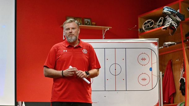 «Авангард» проведёт матч против своего бывшего тренера Дмитрия Рябыкина