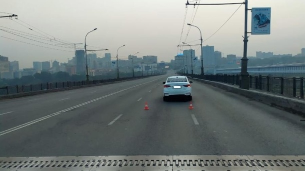 Иномарка сбила 20-летнего пешехода на Октябрьском мосту в Новосибирске