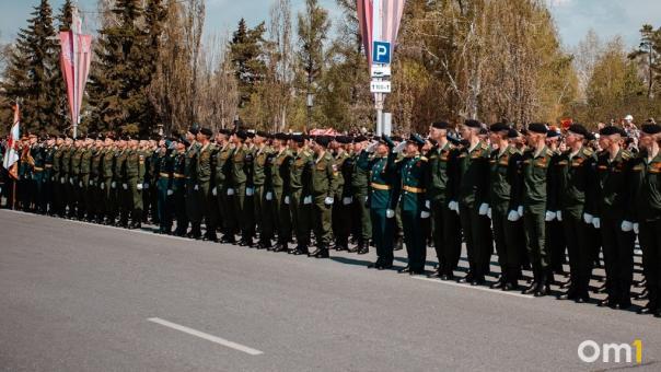 «Возвращайтесь все до единого»: появились первые видео проводов мобилизованных омичей с военкоматов