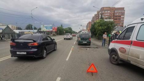 В центре Омска — массовая авария: пострадал двухлетний мальчик