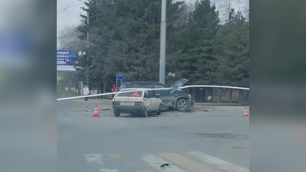 Водитель «ВАЗа» попал в больницу. В центре Омска столкнулись две легковушки
